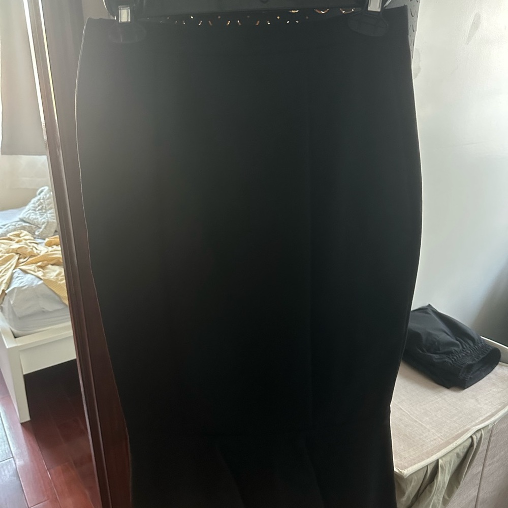 Guess Marciano gorgeous midi skirt. Has some stretch.